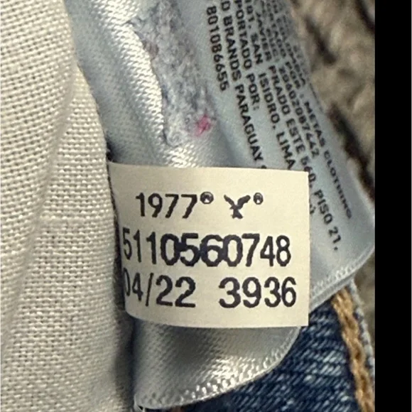 American Eagle Mom Jean Strigid Womens Sz 4 Distressed Thrashed Y2K Casual - Picture 9 of 9